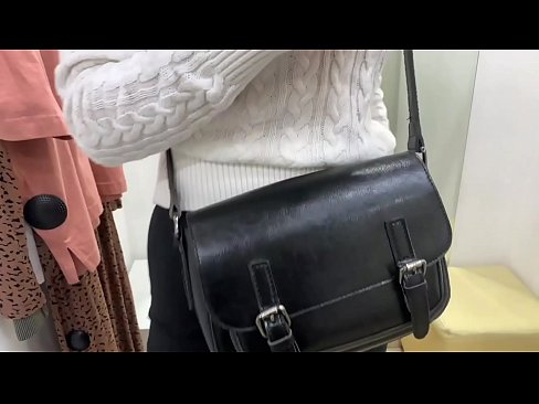 ❤️ Masturbazzjoni pubblika tal-kelba żagħżugħa FeralBerry b'dildo fil-kamra tal-armar Vidjow porn f'mt.porno-fuq.ru