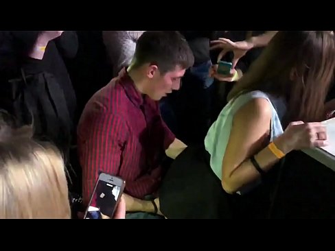 ❤️ Sess reali f'nightclub Russu. Tfajla Russa ta’ 18-il sena fl-anus u l-vaġina fucked f’nightclub Vidjow porn f'mt.porno-fuq.ru